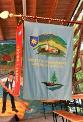 OL   Tudi na praporu DU Ljubno povezani z občino in flosarji   Foto Jože Miklavc (2)